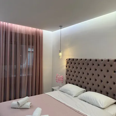 Luxury Apartment *